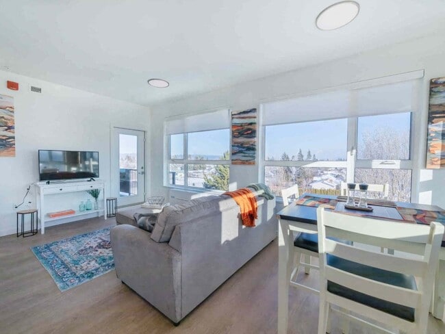 Building Photo - BW3