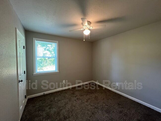 Building Photo - 2810 N Redbud Cir