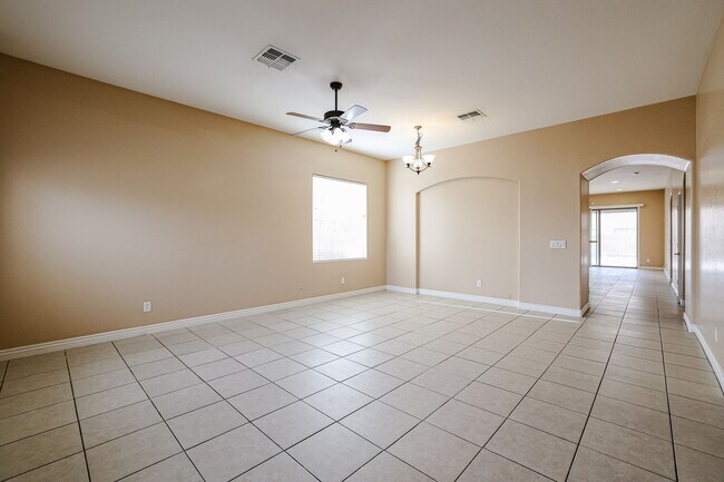 Building Photo - Single level 4 bed 2 bath with pool
