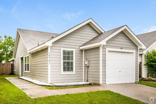 Building Photo - 10701 Many Oaks Dr