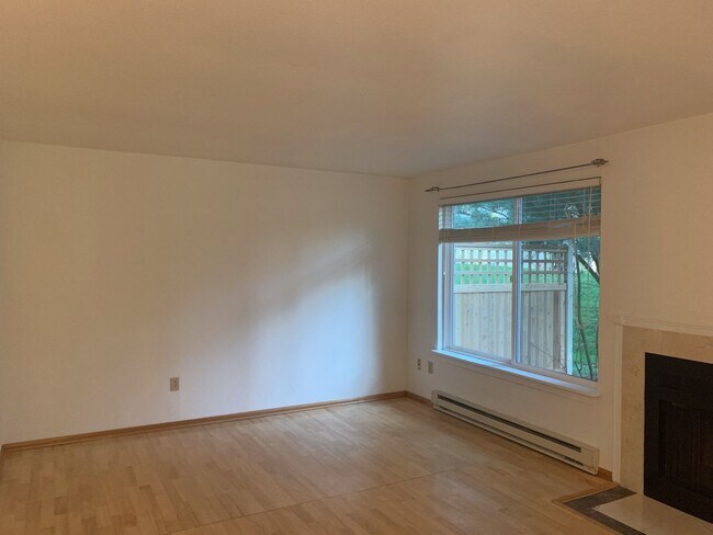 Building Photo - Two Bedroom Juanita (Kirkland) Townhome - Virtual Tour Available!