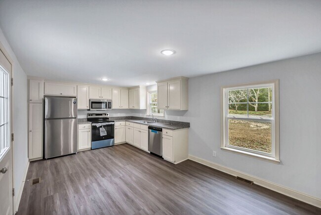 Building Photo - Completely Remodeled 3BR Home in Lexington with Granite Countertops & New Stainless Steel Appliances