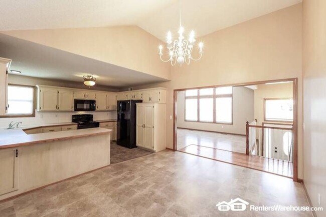 Building Photo - 4 Bed 3 Bath For Rent in Lees Summit!