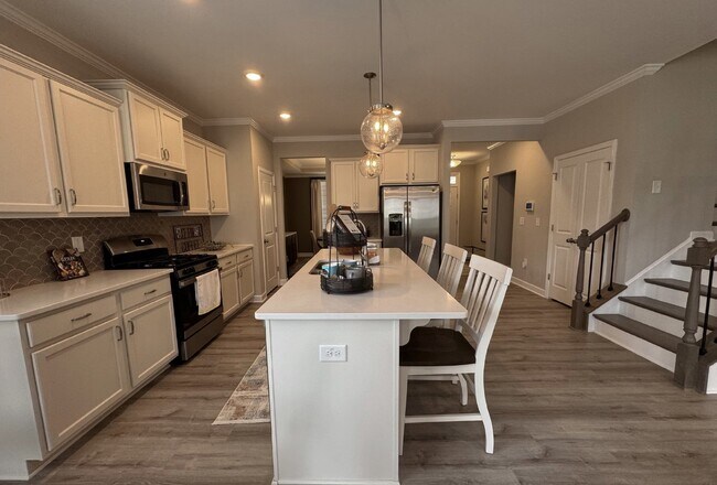 Foto del edificio - FURNISHED: Previous Model Home, For Rent 3 bedrooms/2.5 baths/2nd Floor Family Room w/kitchenette...