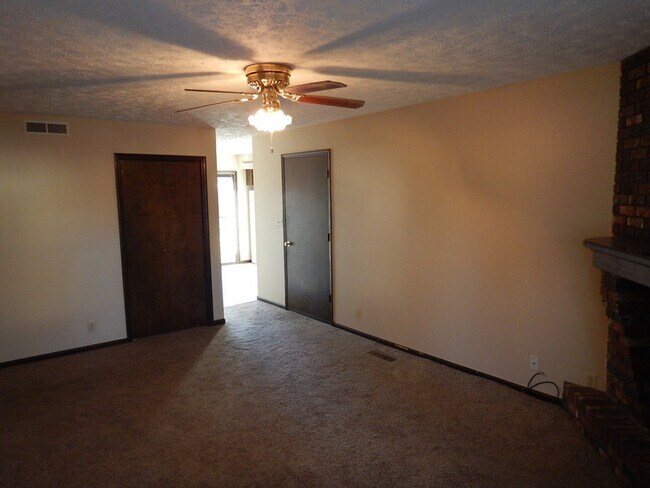living room - 3110 W E St