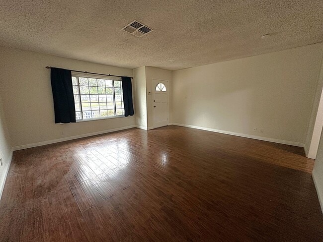 Building Photo - BEAUTIFUL 3 BDRM/2BATH ENCINO HOME