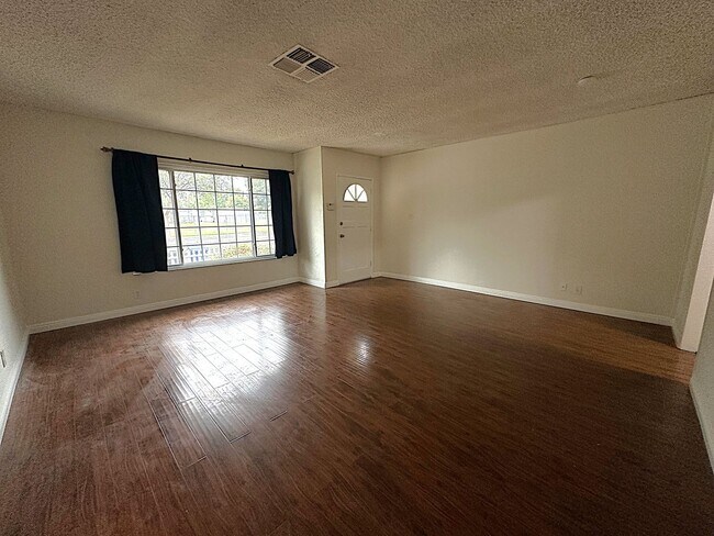 Foto del edificio - BEAUTIFUL 3 BDRM/2BATH ENCINO HOME
