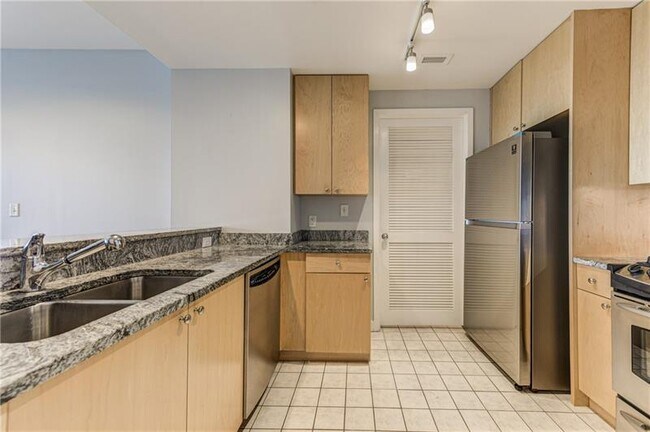 Building Photo - 3338 Peachtree Rd NE