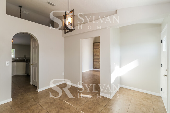 Building Photo - Beautiful 4BR 2BA Move in Ready Home!