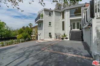 Building Photo - 19555 Oxnard St