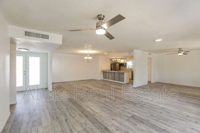 Building Photo - 4635 W Laurel Ln