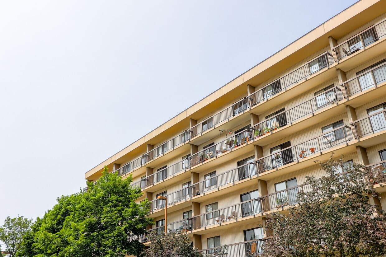 Farmington Place Apartments in Farmington, MI