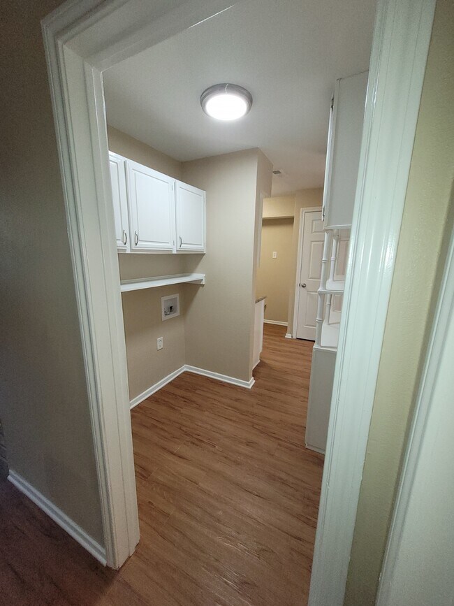 Building Photo - 611 Trailwood Ct