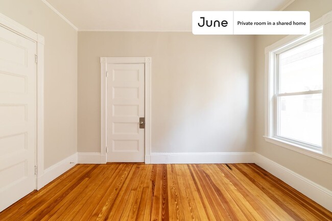 Building Photo - Private bedroom in 5 bed/2 bath Home