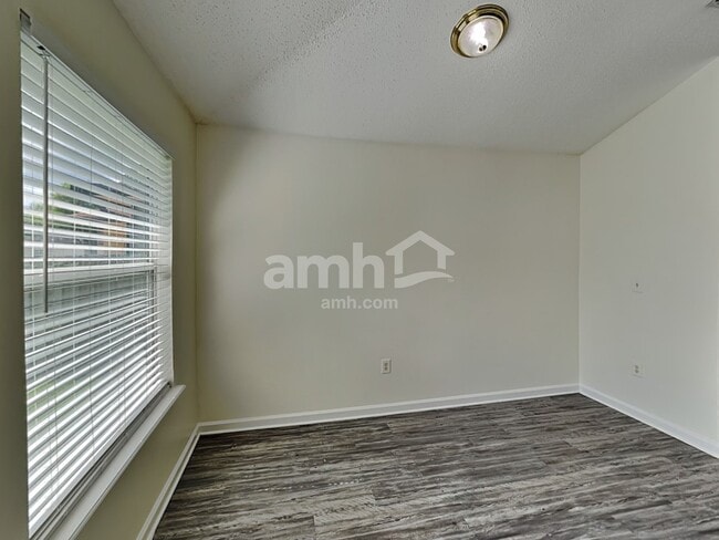 Foto del edificio - 2735 Creek Ridge Dr