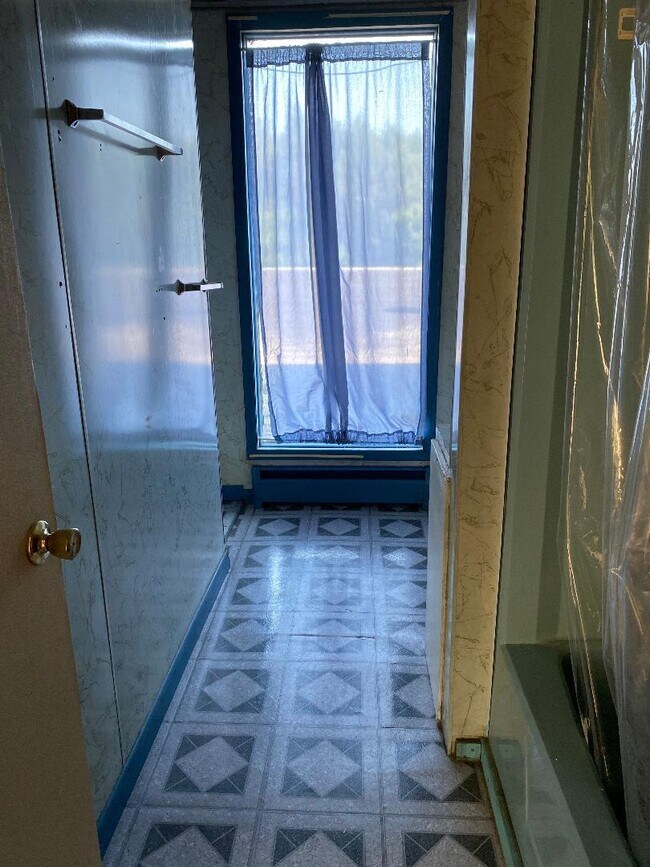 Bathroom - 624 W Butler Dr