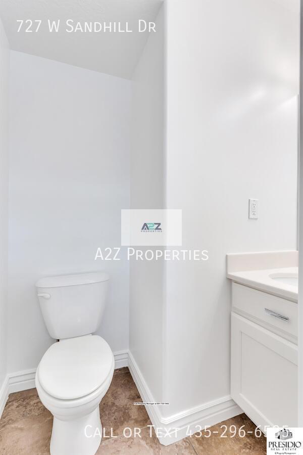 Building Photo - 727 Sandhill Dr