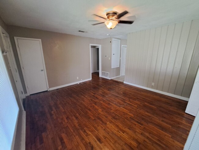 Building Photo - Nice 3BR/1BA home with fully fenced yard