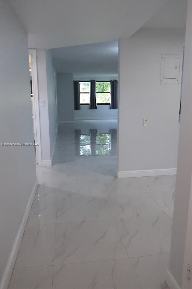 Foto del edificio - 691 S Hollybrook Dr