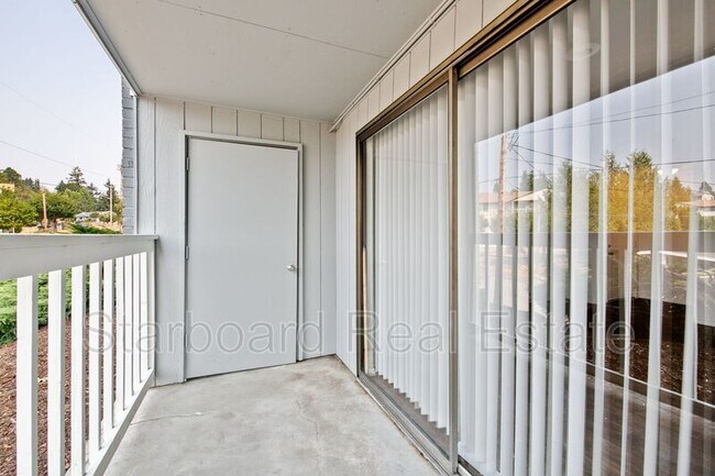 Foto del edificio - 2002 Magnuson Way