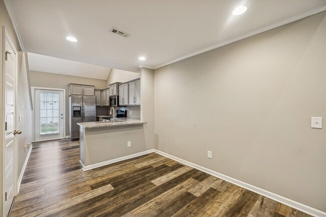 Building Photo - 3219 Clemons Cir