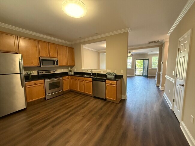 Amplia cocina con gran espacio de almacenamiento y encimeras de granito. - 137 High Ridge Rd