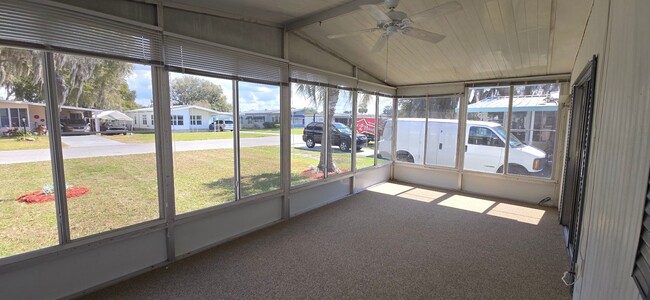 Foto del edificio - 2 bed 2 baths with carport