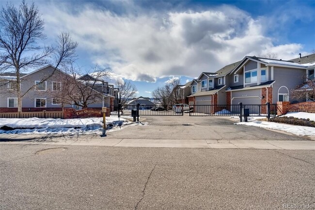 Building Photo - NICE 3 BDRM, 3 BATH, 2-CAR GARAGE + CLUBHO...