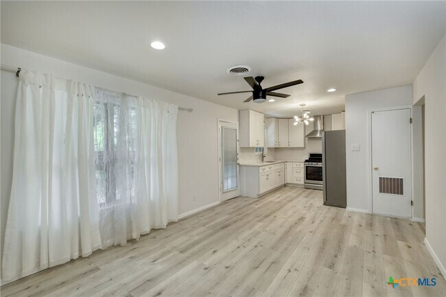 Foto del edificio - 6218 Brookside Dr
