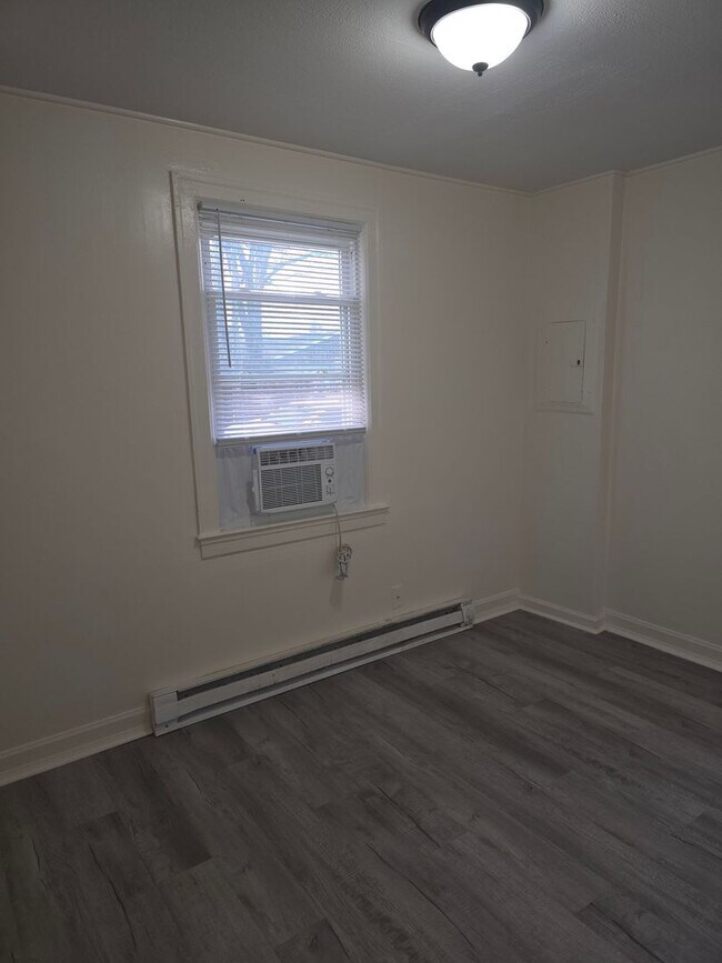 Building Photo - R- 903/905 Highland Dr