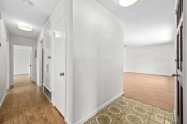 Building Photo - 1607 Glencrest Dr
