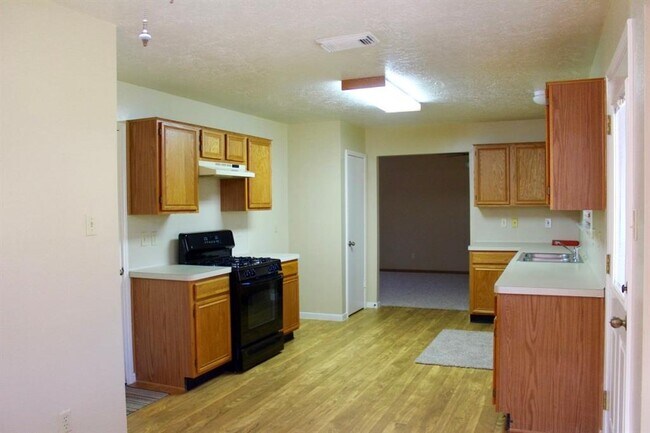 Building Photo - 2211 Pincher Creek Dr