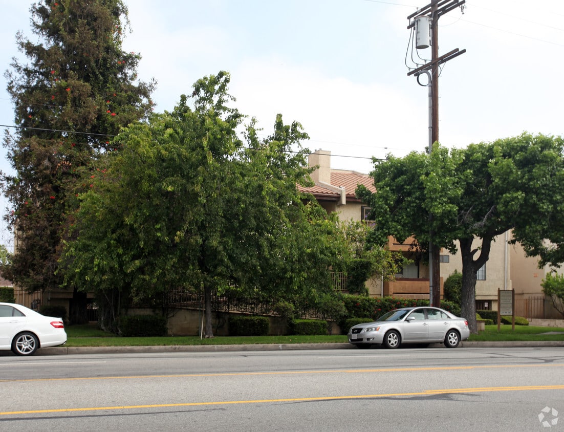 Building Photo - 15135 Burbank Blvd