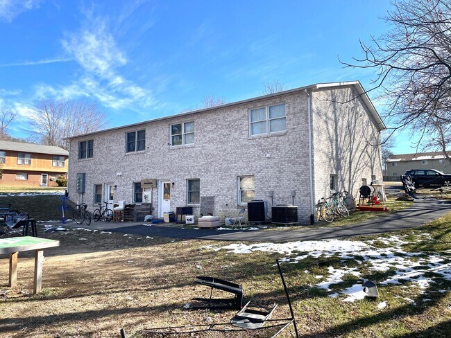 Foto del edificio - Available for the 2026-2027 lease term.