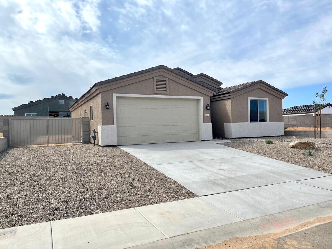 Primary Photo - Beautiful 3 Bedroom Home in Kingman Crossing!