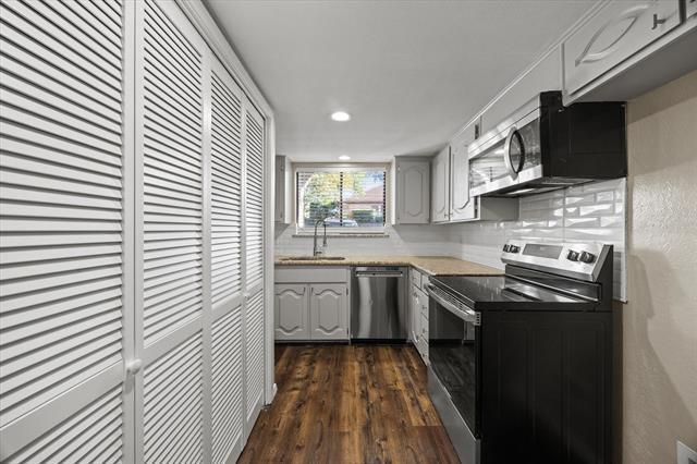 Building Photo - 3905 Village Dr