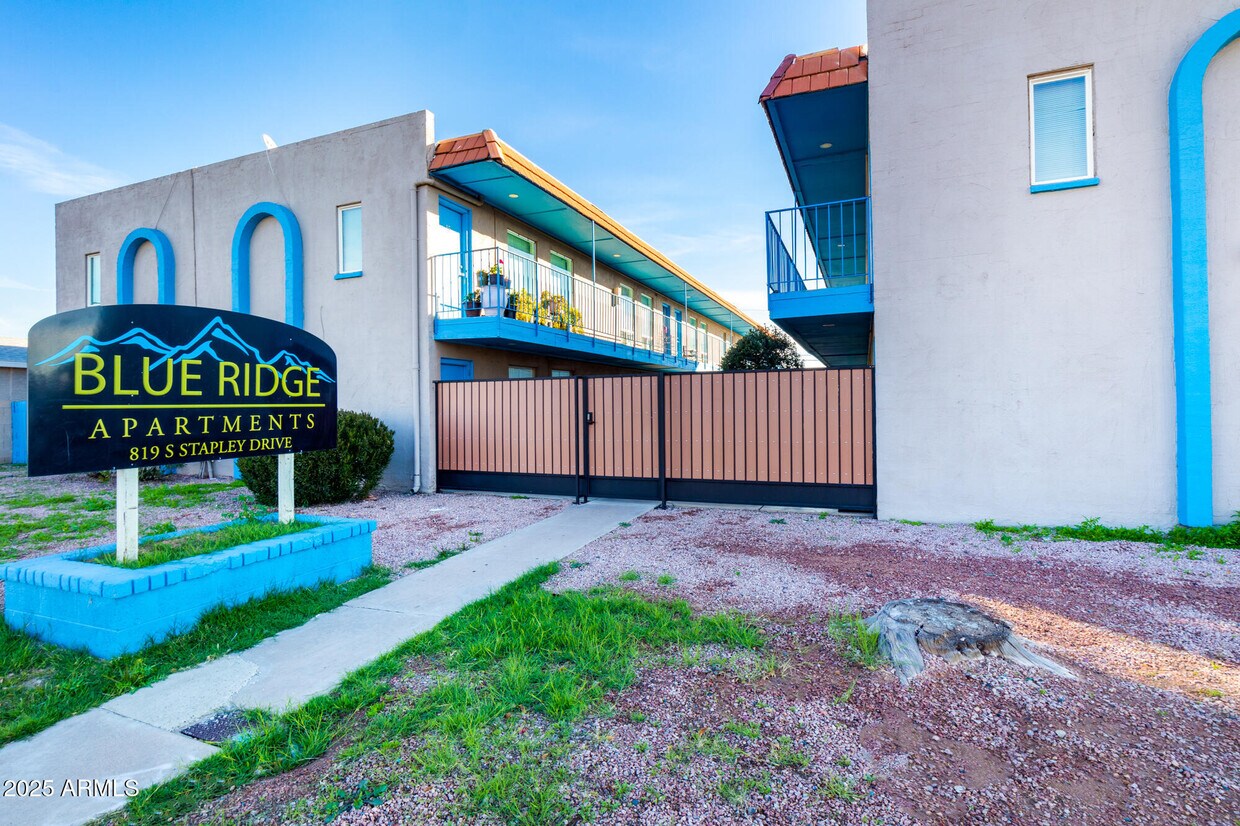 Foto principal - 819 S Stapley Dr