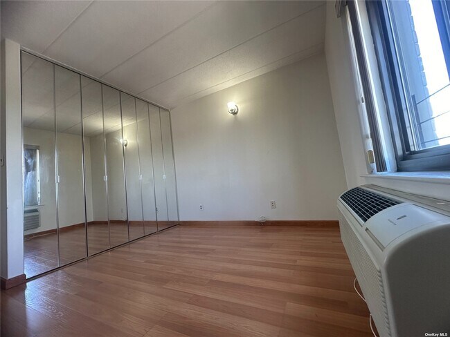 Foto del edificio - 213-02-213-42 42nd Ave