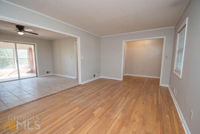 Building Photo - 186 Goza Rd