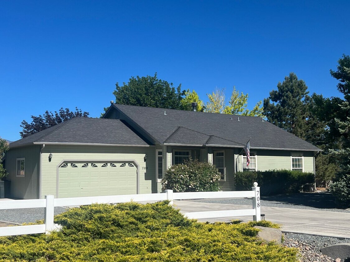 Foto principal - 3/2/2 Gorgeous Home In Gardnerville - Ruhe...