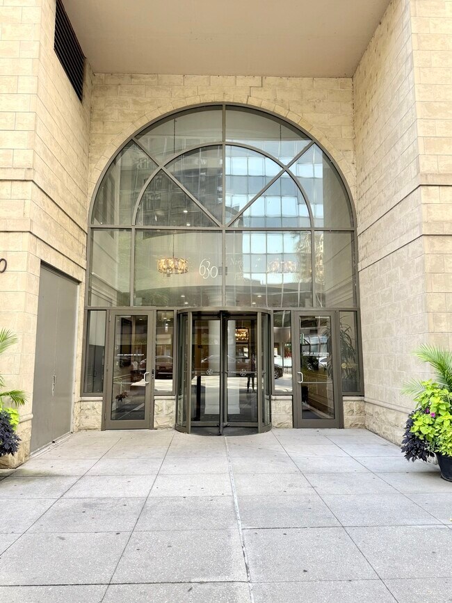 Foto del edificio - 630 N State St