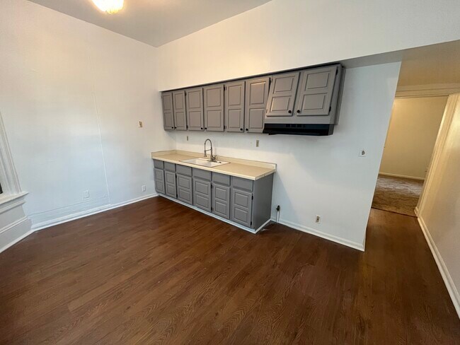 Kitchen, hallway to bathroom and bedroom - 3027 W Mount Vernon Ave