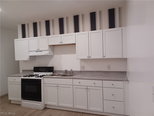 Foto del edificio - 2450 Vestal Rd
