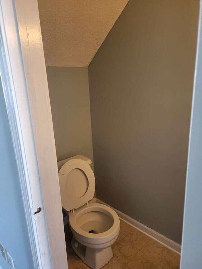 Foto del edificio - "Charming Goose Creek Townhouse: Cozy 2-Bedroom Retreat with Fireplace!"