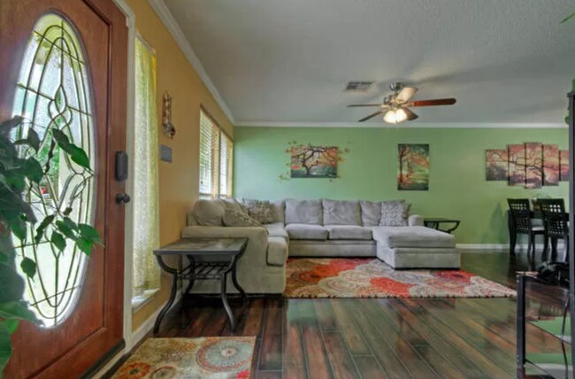 Living Room - 2004 Rosemary Ln