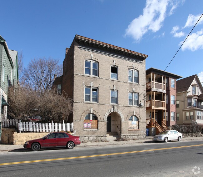Foto del edificio - 815 E Main St