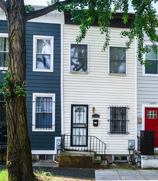 Foto del edificio - 1651 Gales St NE