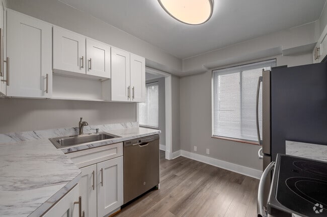 3BD, 2BA - 1,500SF - Kitchen - Essex House Apartments
