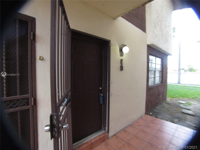 Foto del edificio - 10 SW 108th Ave