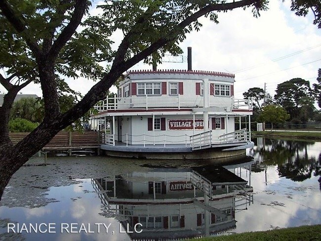 Building Photo - 2 br, 1.5 bath House - 5966 VILLAGE CIRCLE S.